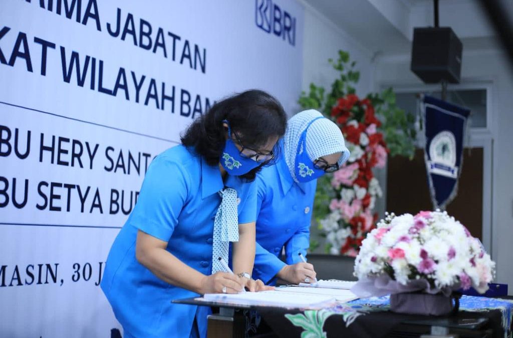 SERAH TERIMA JABATAN KETUA IWABRI TINGKAT WILAYAH BANJARMASIN  DARI IBU HERY SANTOSO KEPADA IBU SETYA BUDI SISWANTO