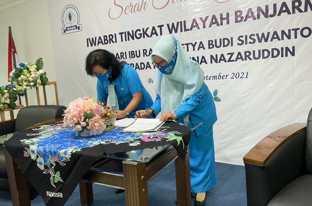 SERAH TERIMA JABATAN KETUA IWABRI TINGKAT WILAYAH BANJARMASIN DARI IBU RATNA SETYA BUDI KEPADA IBU GINA NAZARUDDIN