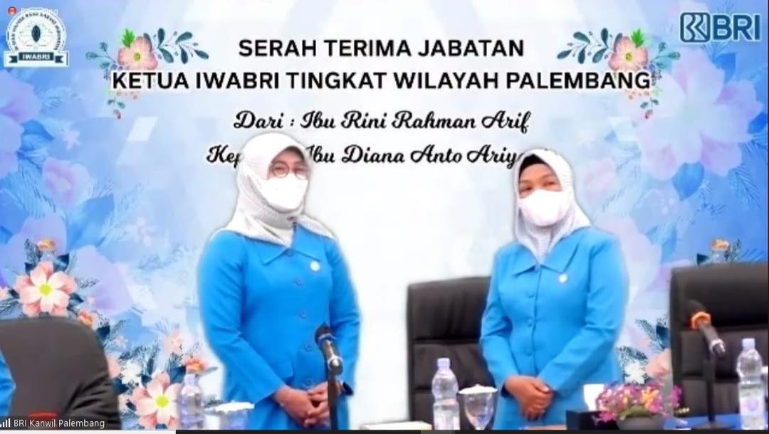 SERAH TERIMA JABATAN KETUA IWABRI TINGKAT WILAYAH PALEMBANG DARI IBU RINI RAHMAN ARIF KE IBU DIANA ANTO ARIYANTO